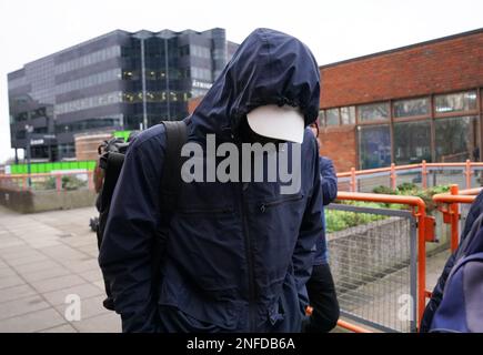 Joseph Watts trifft am Uxbridge Magistrates' Court in West London ein, wo er beschuldigt wird, Arsenal-Torwart Aaron Ramsdale nach einem Spiel im Tottenham Hotspur Stadium in London am 15. Januar angegriffen zu haben. Er wird auch des Angriffs durch Schläge beschuldigt, indem er auf einen Bereich neben dem Spielplatz ging und eine Rakete auf einen Fußballspielplatz warf. Foto: Freitag, 17. Februar 2023. Stockfoto