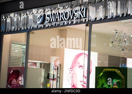 Eingang zum Swarovski-Geschäft mit Logo in einem Einkaufszentrum. Svarovski Boutique. Budapest, Ungarn - 3. Februar 2023. Stockfoto