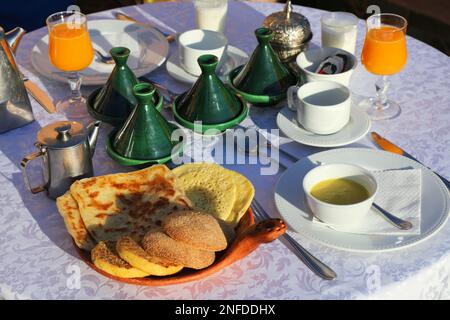 Marokkanisches Hotelfrühstück mit traditionellen Baghrir- und Msperen-Pfannkuchen. Marokkanisches Essen. Stockfoto