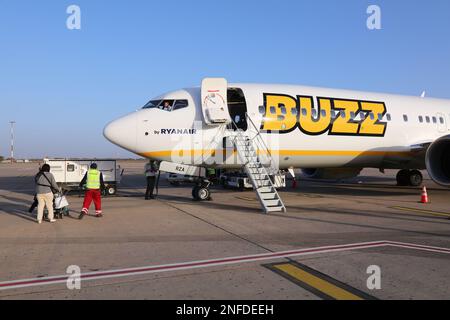 AGADIR, MAROKKO - 13. FEBRUAR 2022: Mitarbeiter bearbeiten Boeing 737 Max der Fluggesellschaft Ryanair Buzz am Flughafen Agadir in Marokko. Agadir ist eine große Internation Stockfoto