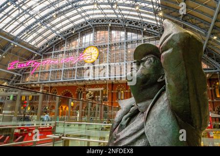 Nahaufnahme der Martin Jennings Statue von Sir John Betjeman in der oberen Halle am Bahnhof St Pancras, London, England Stockfoto