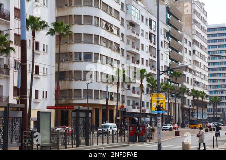 CASCA, MAROKKO - 22. FEBRUAR 2022: Blick auf die Straße in der Innenstadt von Casca, Marokko. Casca ist die größte Stadt Marokkos. Stockfoto