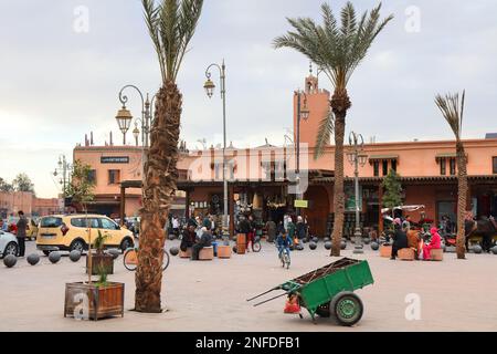 MARRAKESCH, MAROKKO - 20. FEBRUAR 2022: Besucher besuchen den Platz des Ferblantiers in der Stadt Marrakesch, Marokko. Stockfoto