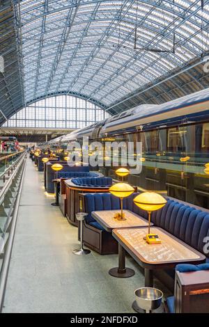 Die Champagnerbar in der oberen Halle am Bahnhof St. Pancras, London, England Stockfoto