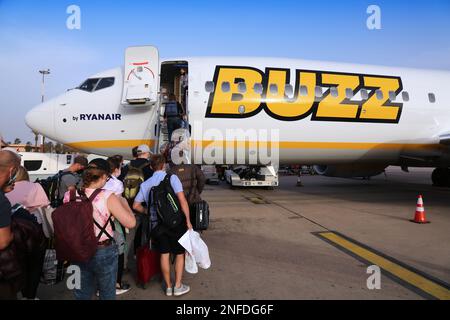 AGADIR, MAROKKO - 27. FEBRUAR 2022: Passagiere steigen über die Treppe Boeing 737 Max der Ryanair Buzz Airline am Flughafen Agadir in Marokko ein. Agadir ist Major Stockfoto