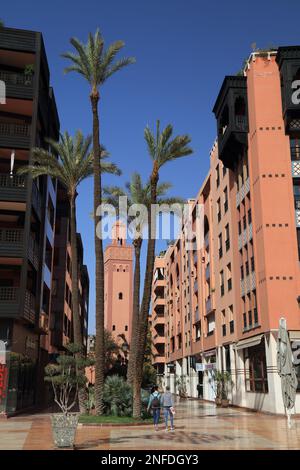 MARRAKESCH, MAROKKO - 21. FEBRUAR 2022: Besucher besuchen den Jardin 16 Novembre Platz im Stadtteil Gueliz der Stadt Marrakesch, Marokko. Stockfoto