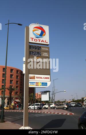 MARRAKESCH, MAROKKO - 21. FEBRUAR 2022: Kraftstoffpreise an einer Tankstelle der Marke Total in Marrakesch, Marokko. Stockfoto