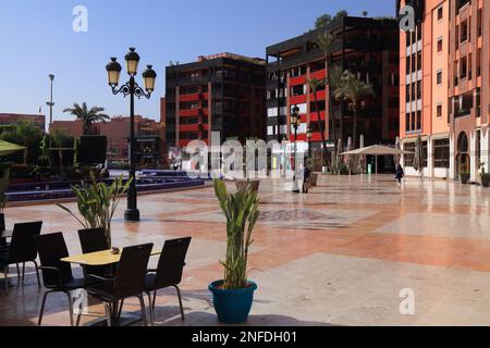 MARRAKESCH, MAROKKO - 21. FEBRUAR 2022: Besucher besuchen den Jardin 16 Novembre Platz im Stadtteil Gueliz der Stadt Marrakesch, Marokko. Stockfoto