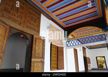 MARRAKESCH, MAROKKO - 20. FEBRUAR 2022: Blick auf die Architektur des Bahia-Palastes in Marrakesch. Das historische Medina-Viertel von Marrakesch ist eine UNESCO-Weltherita Stockfoto