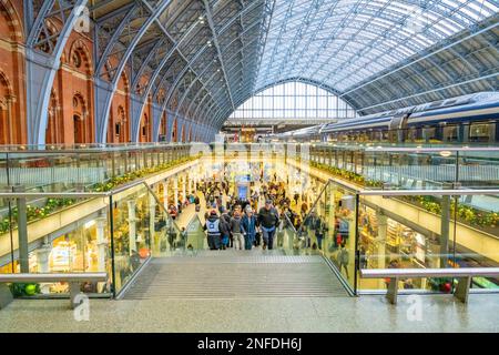 Interieur mit der oberen und unteren Halle des Eurostar-Terminals am Bahnhof St Pancras, London, England Stockfoto