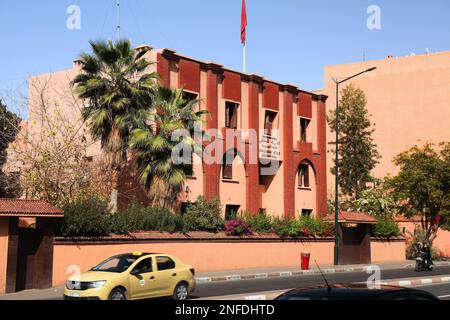 MARRAKESCH, MAROKKO - 21. FEBRUAR 2022: Royal Gendarmerie Polizeistation im Stadtteil Gueliz der Stadt Marrakesch, Marokko. Stockfoto