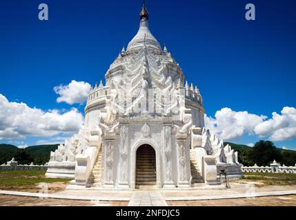 Die Hsinbyume-Pagode, auch bekannt als Taj Mahal von Myanmar, befindet sich im Norden von Myngun, Sagaing, Myanmar Stockfoto