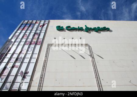 VALENCIA, SPANIEN - 10. OKTOBER 2010: Kaufhaus El Corte Ingles in Valencia, Spanien. El Corte Ingles ist die größte Kaufhausgruppe in Europa Stockfoto