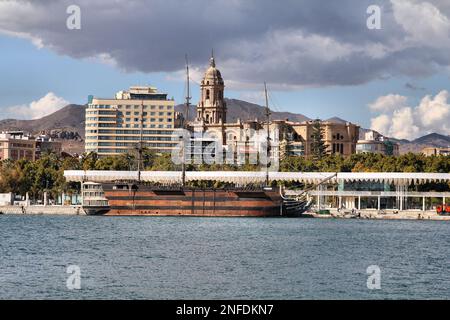 Skyline von Malaga, Spanien. Vom Hafen aus gesehen. Stockfoto