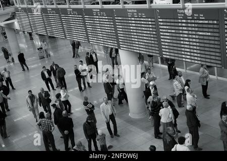 WARSCHAU, POLEN - 31. AUGUST 2010: Menschen warten im Ankunftsbereich des Warschauer Flughafens Chopin, Polen. Der Flughafen kündigte an, dass er im Oktober 2010 9 % habe Stockfoto