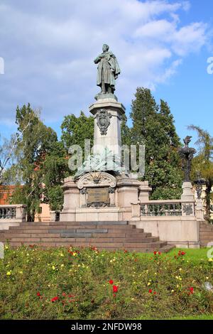 WARSCHAU, POLEN - 8. SEPTEMBER 2010: Adam Mickiewicz-Denkmal in Warschau. Adam Mickiewicz ist einer der wichtigsten Schriftsteller der polnischen Kultur. Stockfoto