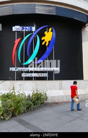 Manila, PHILIPPINEN - 28. NOVEMBER 2017: Filiale der philippinischen Nationalbank in Manila, Philippinen. Die Bank ist im Besitz der LT Group. Stockfoto