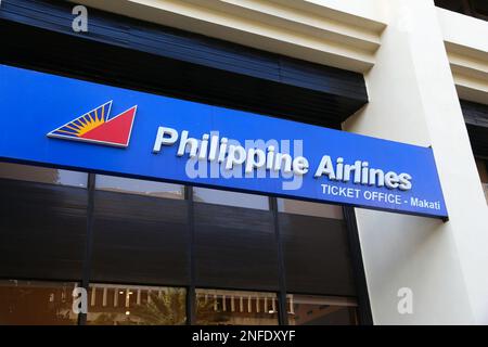 MANILA, PHILIPPINEN - 28. NOVEMBER 2017: Ticketbüro der Philippine Airlines in Makati, Manila. Philippine Airlines ist die nationale Fluggesellschaft der Philippinen Stockfoto