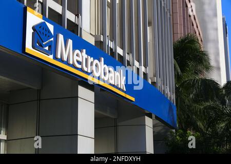 MANILA, PHILIPPINEN - 28. NOVEMBER 2017: Zweigstelle der Metrobank in Makati City, Manila, Philippinen. Es ist eine der größten Banken der Philippinen. Stockfoto