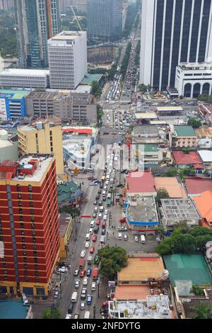 MANILA, Philippinen - Dezember 7, 2017: Typische Verkehrsstaus in Poblacion Makati, Philippinen. Metro Manila ist eines der größten Problemgebiete in den Städten Stockfoto