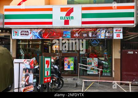 MANILA, PHILIPPINEN - 24. NOVEMBER 2017: 7-Eleven Supermarkt in Manila, Philippinen. 7-Eleven ist der weltweit größte Anbieter, Franchisegeber und Lizenznehmer Stockfoto