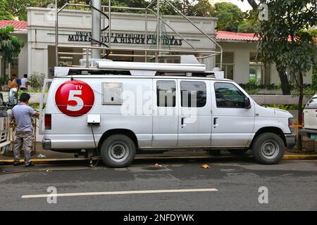 MANILA, PHILIPPINEN - 24. NOVEMBER 2017: Produktionswagen mit TV5 Sendern, geparkt in Manila, Philippinen. TV5 ist ein philippinischer Fernsehsender. Stockfoto