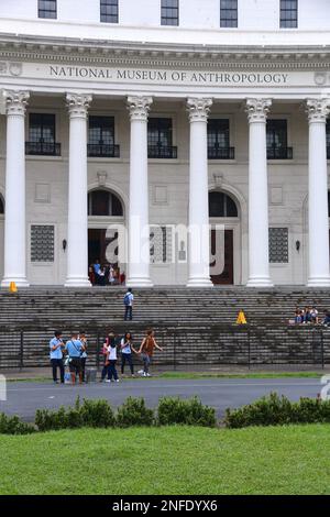 MANILA, PHILIPPINEN - 24. NOVEMBER 2017: Besucher des National Museum of Anthropology in Manila, Philippinen. Die Metro Manila ist eine der größten Städte Stockfoto