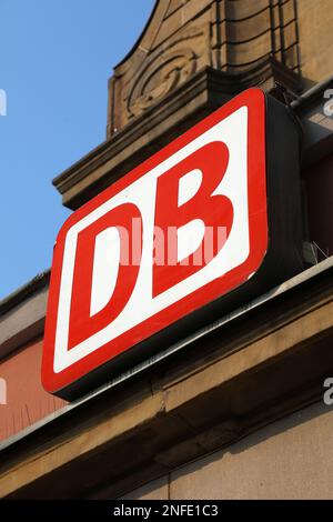 HAGEN, DEUTSCHLAND - 16. SEPTEMBER 2020: Deutsche Bahn-Schild am Bahnhof Hagen in Deutschland. Stockfoto