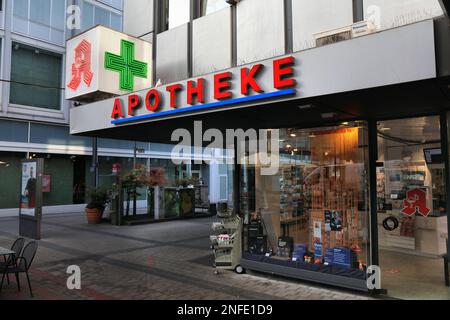 GELSENKIRCHEN, DEUTSCHLAND - 17. SEPTEMBER 2020: Apotheke in Gelsenkirchen, Deutschland. In Deutschland gibt es rund 19,000 Apotheken (2018). Stockfoto