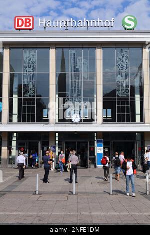 DORTMUND, 16. SEPTEMBER 2020: Besucher besuchen den Hauptbahnhof in Dortmund. Dortmund ist die größte Stadt im Ruhrgebiet Stockfoto