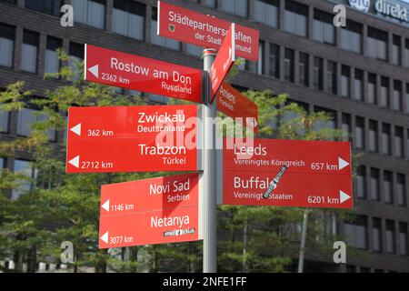 DORTMUND - 16. SEPTEMBER 2020: Schwesterstädte Dortmunds. Dortmund ist die größte Stadt im Ruhrgebiet Deutschlands. Stockfoto