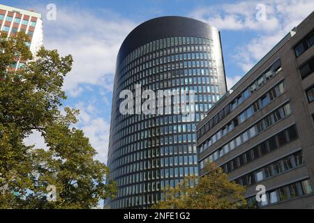DORTMUND, DEUTSCHLAND - 16. SEPTEMBER 2020: RWE Tower abgerundeter Wolkenkratzer in Dortmund. Das Bürogebäude wird von der RWE Group (Energiewirtschaft) genutzt. Stockfoto