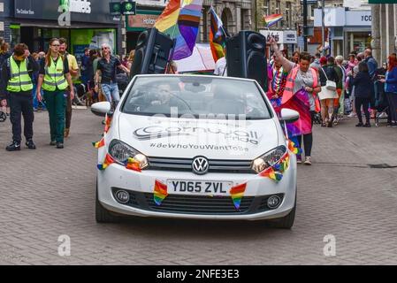 Ein Auto, das die farbenfrohe Cornwall Prides Pride Parade im Zentrum von Newquay in Großbritannien anführt. Stockfoto