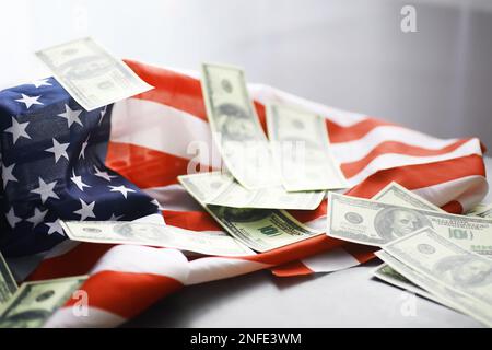 US-Recht, Justizwaagen und amerikanische Flagge. Konzept. Geld. Stockfoto