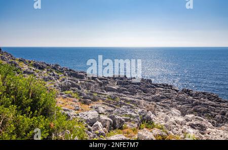 Gagliano del Capo. Das wunderschöne Panorama auf dem blauen Meer, von den felsigen Klippen von Salento. Der Naturpfad, der von der Ciolo-Brücke zum s führt Stockfoto