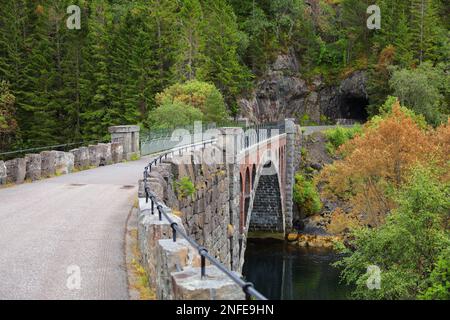 Skodje-Brücke (Skodjebru), Brücke, die den Skodjestraumen in der Gemeinde Alesund im Bezirk More Og Romsdal, Norwegen, kreuzt. Stockfoto