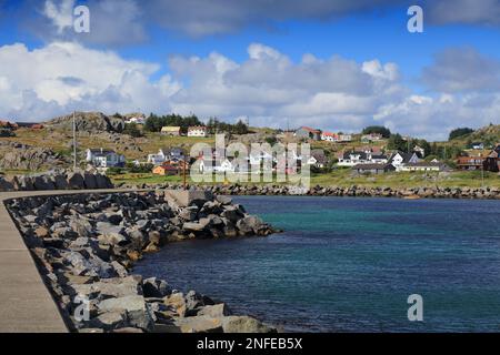 Norwegen farbenfrohe Holzhäuser auf der Insel Karmoy. Akhrehamn Angelpier in Norwegen. Stockfoto