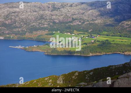 Huglo Insel von Stord Insel in Norwegen gesehen. Luftaufnahme der norwegischen Inseln in Vestland County. Stockfoto