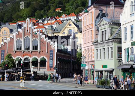 BERGEN, NORWEGEN - 23. JULI 2020: Besucher besuchen den Stadtteil Bryggen in Bergen, Norwegen. Es ist ein UNESCO-Weltkulturerbe. Stockfoto