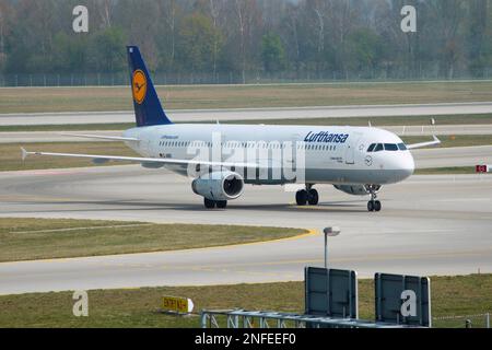 München, Deutschland - 1. APRIL 2014: Lufthansa Airbus A 321 Taxis nach der Landung am Flughafen München in Deutschland. Lufthansa Konzern durchgeführt 103 mi Stockfoto