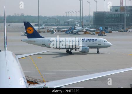 MÜNCHEN, DEUTSCHLAND - 1. APRIL 2014: Lufthansa Airbus A319 fährt nach der Landung am Flughafen München in Deutschland. Lufthansa Group trug 103 Meilen Stockfoto