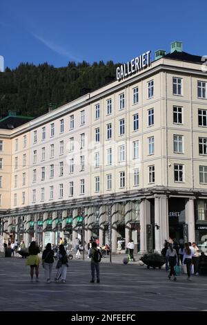 BERGEN, NORWEGEN - 23. JULI 2020: Galleriet-Einkaufszentrum in Bergen, Norwegen. Bergen ist die zweitgrößte Stadt Norwegens. Stockfoto