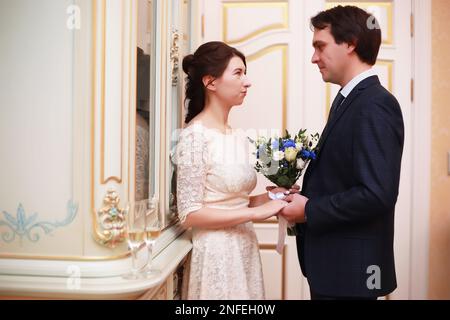 Portrait von emotionalen Liebhaber der Bräute indoor.Bride und Bräutigam küsst zärtlich. Emotionales Foto eines verliebten Paares am Hochzeitstag.Wir lächeln frisch Stockfoto