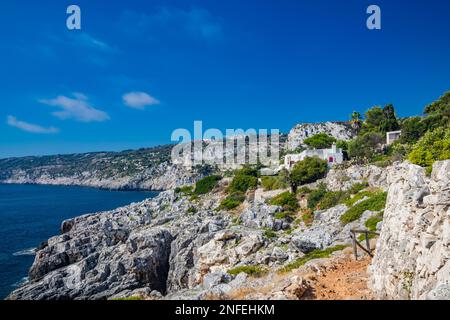 Gagliano del Capo. Das wunderschöne Panorama auf dem blauen Meer, von den felsigen Klippen von Salento. Der Naturpfad, der von der Ciolo-Brücke zum s führt Stockfoto