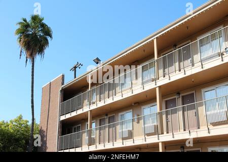 Generisches amerikanisches Motel in Kalifornien. Motel-Zimmer-Türen. Stockfoto