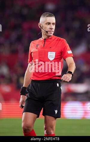 Sevilla, Spanien. 16. Februar 2023. Schiedsrichter Radu Petrescu beim UEFA Europa League-Spiel zwischen dem FC Sevilla und dem PSV Eindhoven im Estadio Ramon Sanchez Pizjuan in Sevilla. (Foto: Gonzales Photo/Alamy Live News Stockfoto