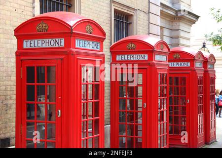 Telefonzelle in London. Londoner Wahrzeichen - rote Telefonzellen. Stockfoto
