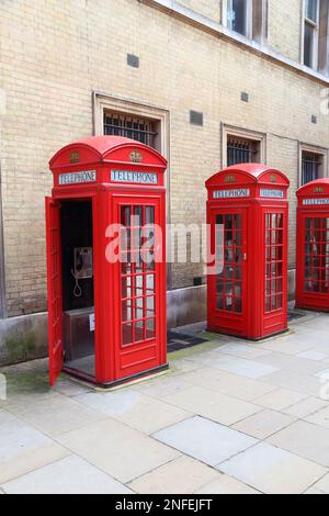 Telefonzelle in London. Londoner Wahrzeichen - rote Telefonzellen. Stockfoto