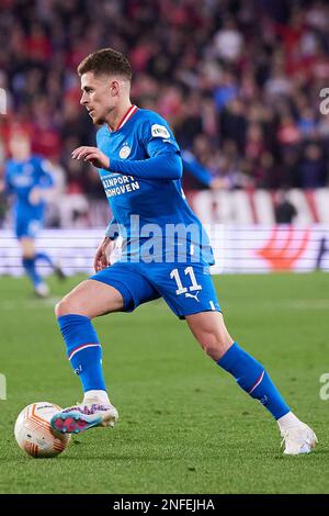 Sevilla, Spanien. 16. Februar 2023. Thorgan Hazard (11) von PSV Eindhoven während des UEFA Europa League-Spiels zwischen dem FC Sevilla und PSV Eindhoven im Estadio Ramon Sanchez Pizjuan in Sevilla. (Foto: Gonzales Photo/Alamy Live News Stockfoto