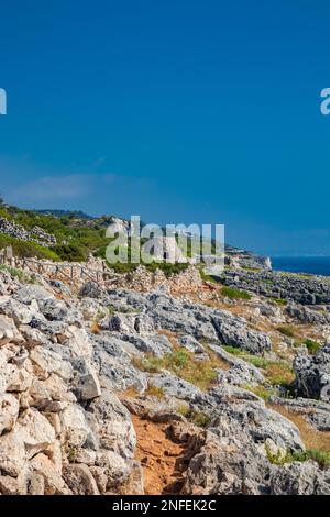 Gagliano del Capo. Das wunderschöne Panorama auf dem blauen Meer, von den felsigen Klippen von Salento. Ein altes Steintrullo. Der Naturpfad, der von der führt Stockfoto